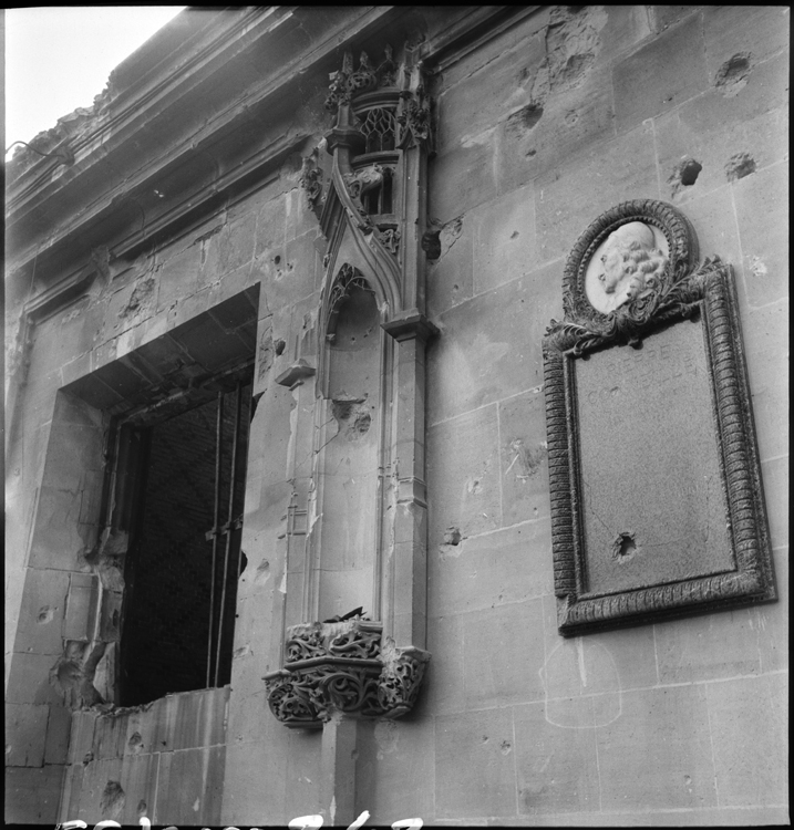 Façade de la salle des Procureurs et mémorial à Pierre Corneille criblés d'impacts de balles