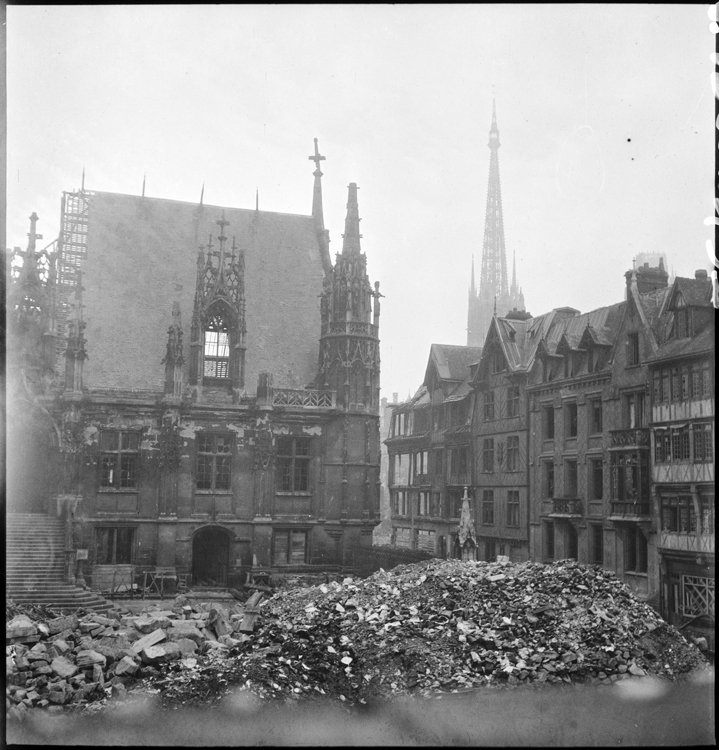 Ruines dans la cour du palais