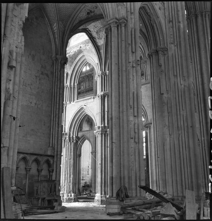 Transept sud et nef endommagés