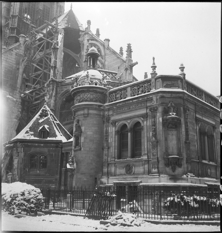 Échafaudages en façade, au 1er plan, la sacristie