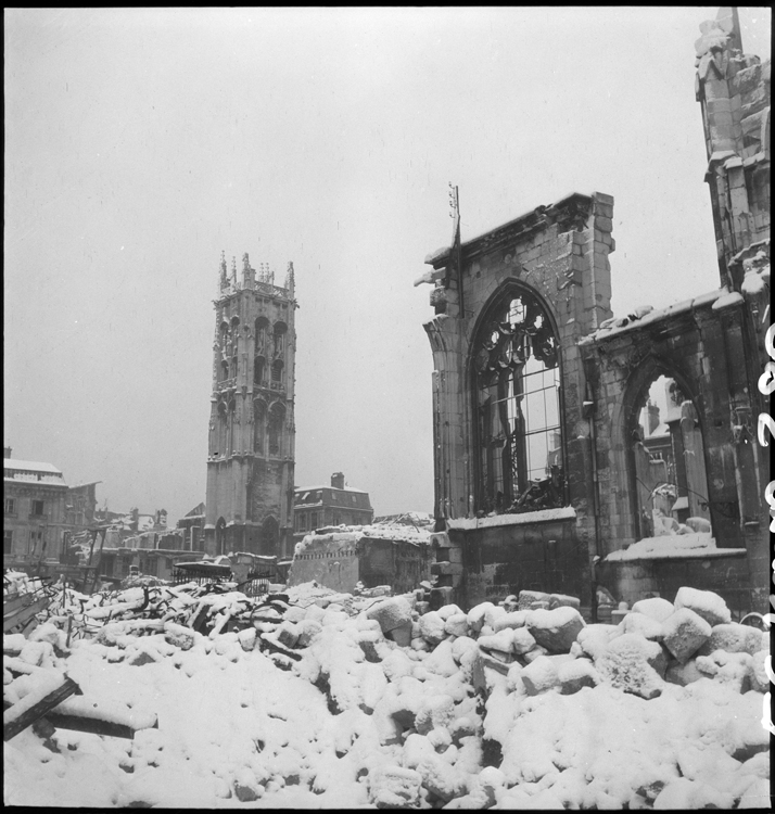 Façade ouest détruite, la tour Saint-André en arrière-plan