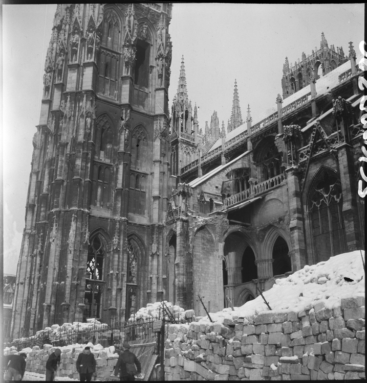 Gravats au pied de la cathédrale