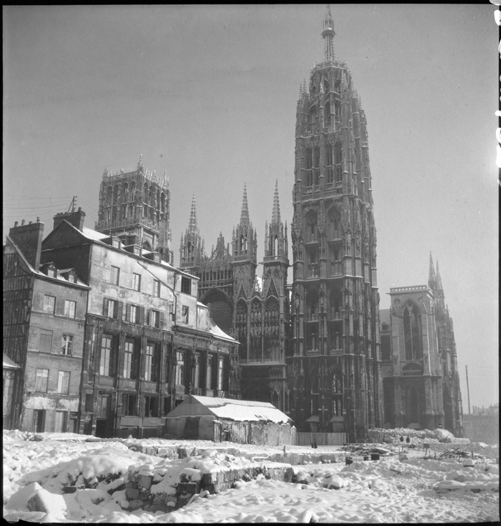 Cathédrale vue de la rue détruite