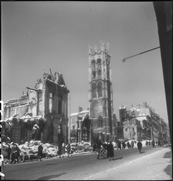 La rue endommagée et la tour Saint-André