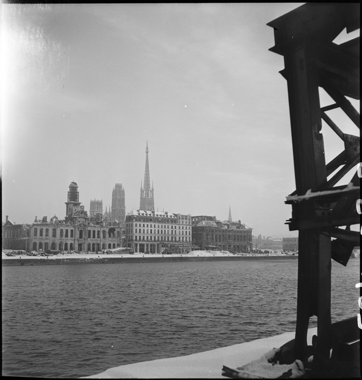 La cathédrale vue depuis les berges de Seine