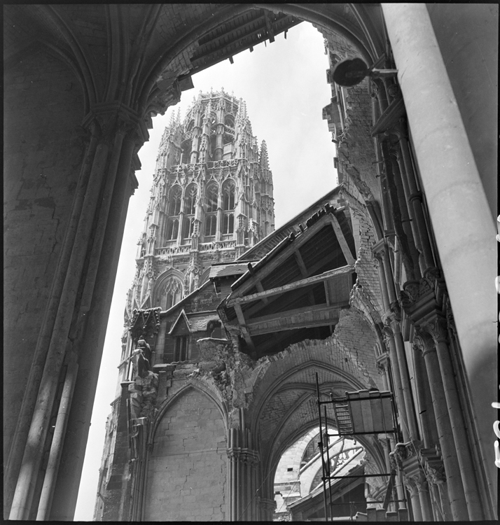 Tour de Beurre vue à travers les toitures démolies