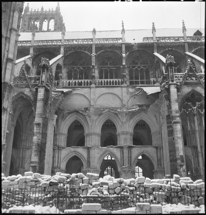 Gravats contre le flanc de la cathédrale