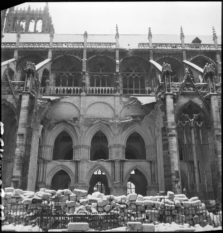 Gravats contre le flanc de la cathédrale