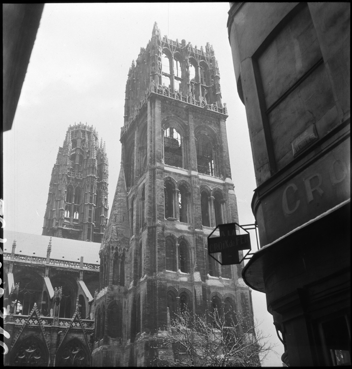 Tour Saint-Romain incendiée vue depuis la rue Croix-de-Fer