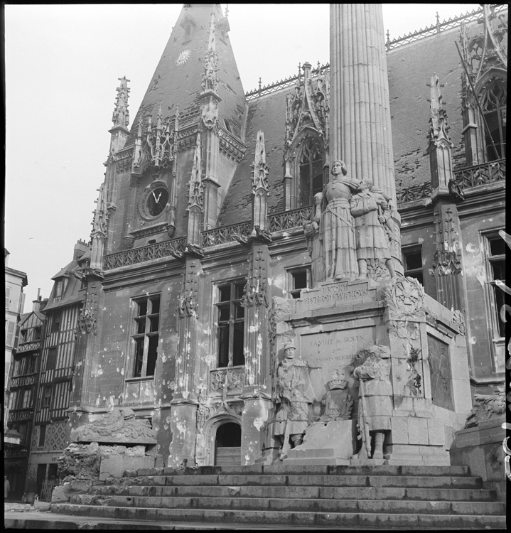 Monument de la Victoire et façade criblés d'impacts