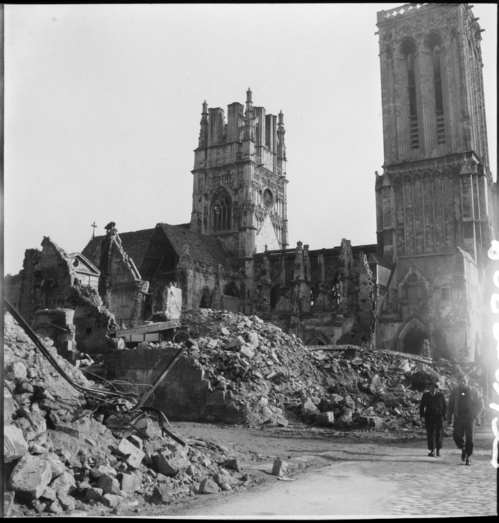 Ruines autour de l'église endommagée