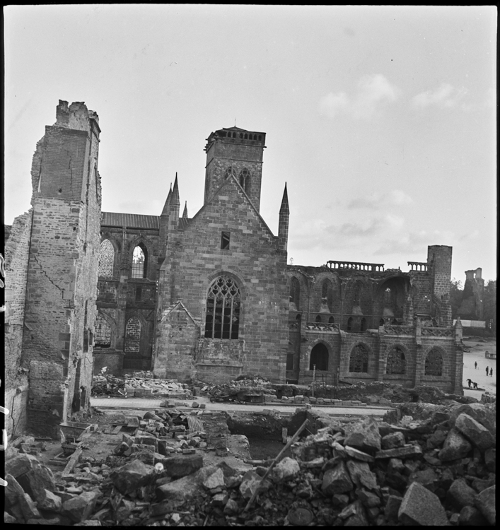 Ruines autour de l'église