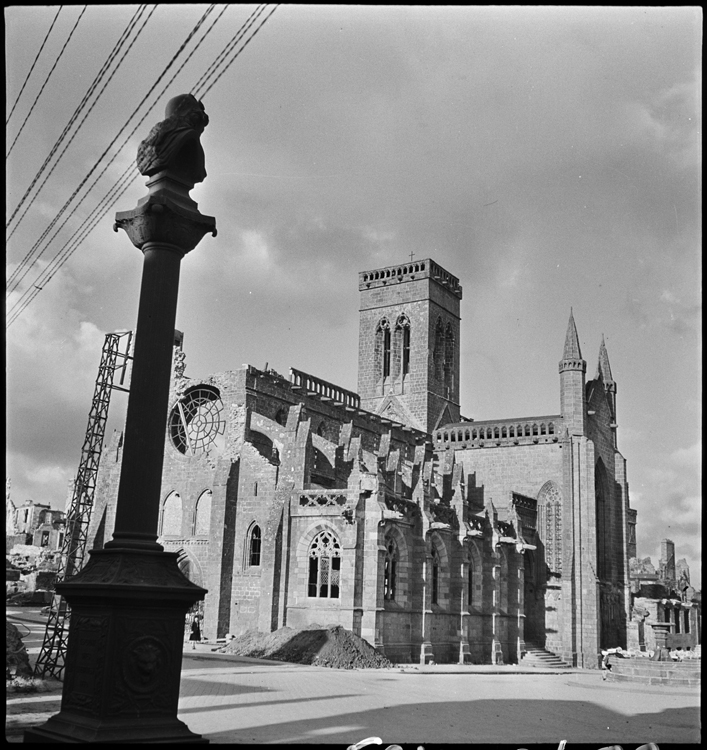 Décombres devant l'église