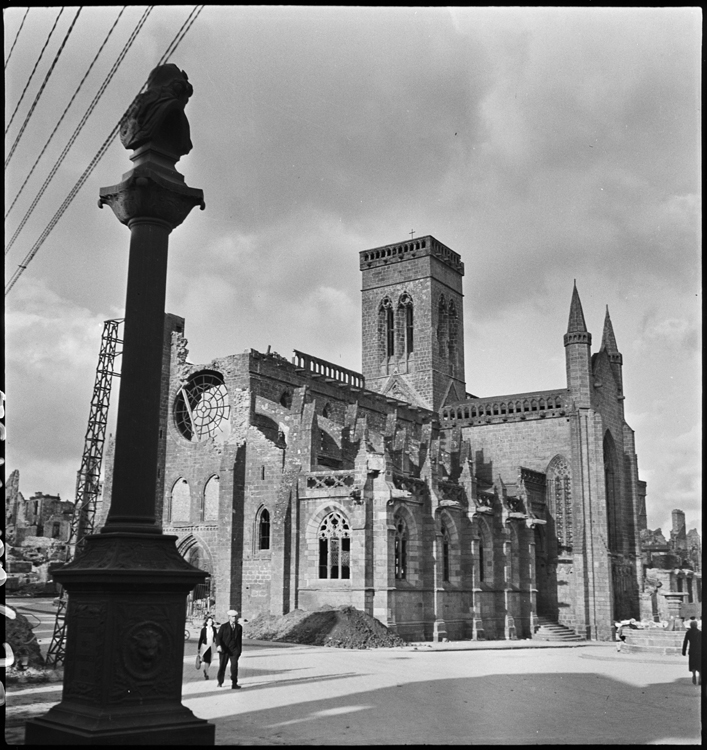 Décombres devant l'église