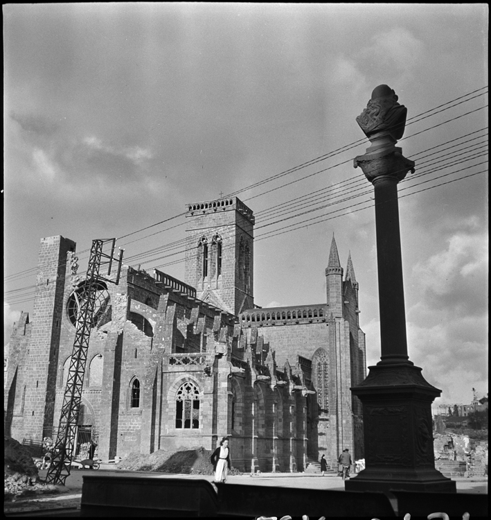 Décombres devant l'église