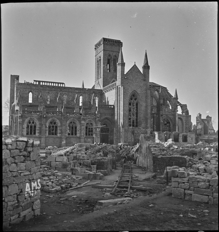 Décombres autour de l'église