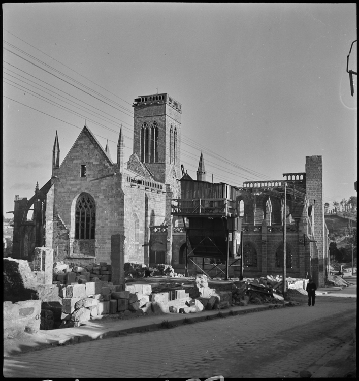 Décombres autour de l'église