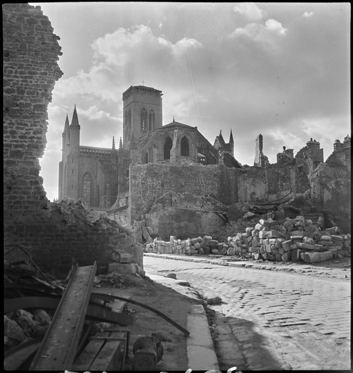 Décombres autour de l'église