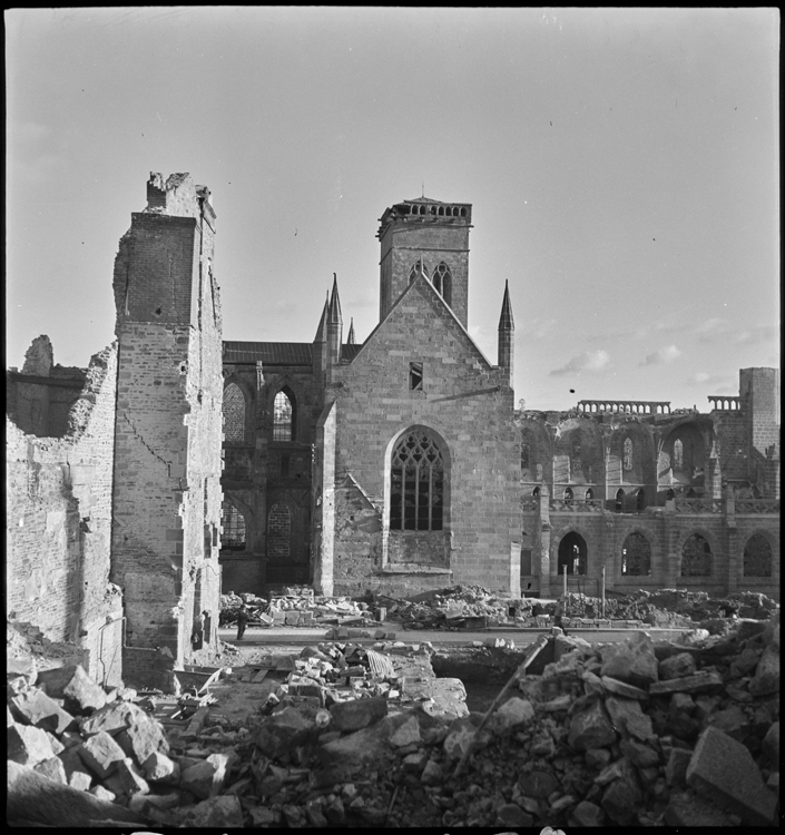 Décombres autour de l'église