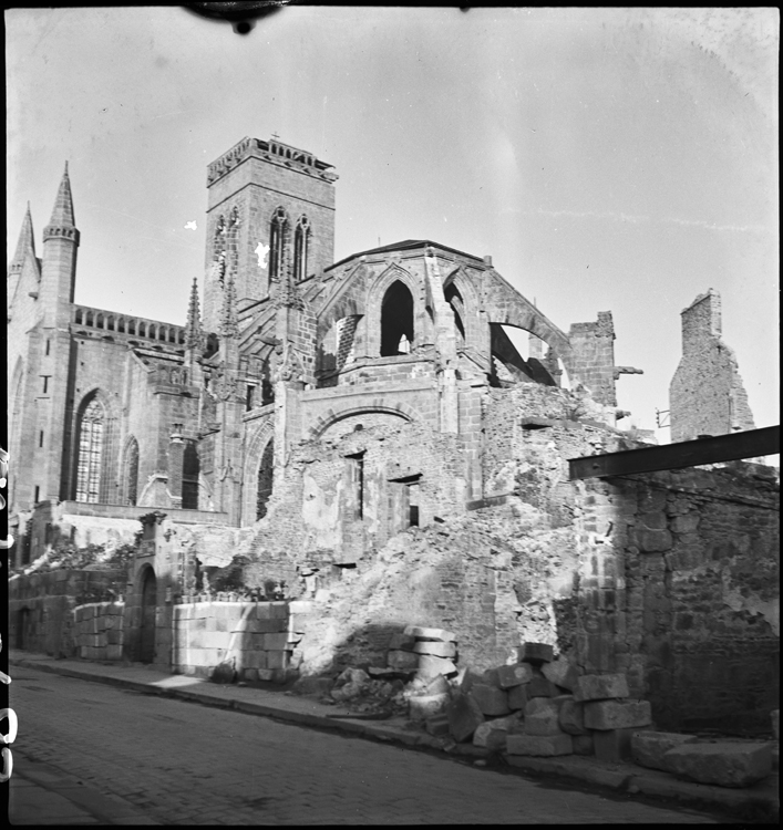 Décombres autour de l'église