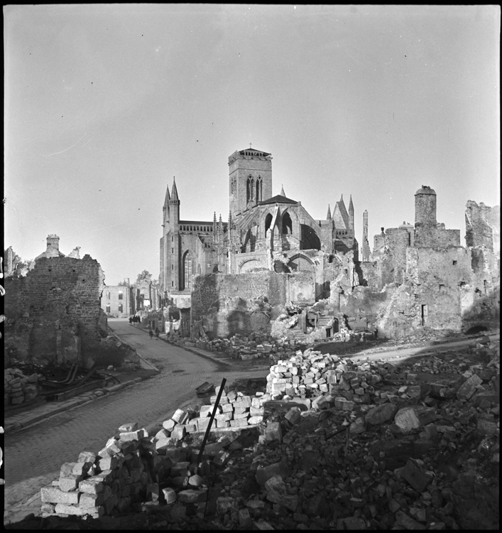 Décombres autour de l'église