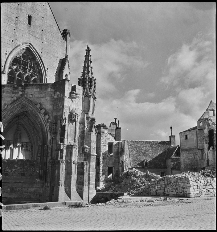 Amas de pierres près de l'église