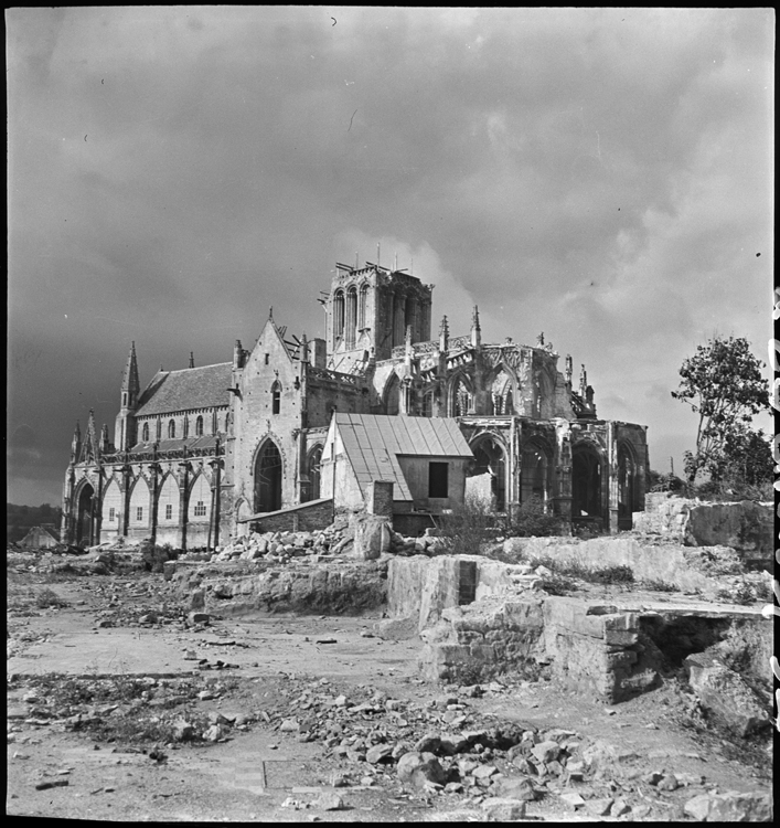 Destructions aux abords de la façade sud