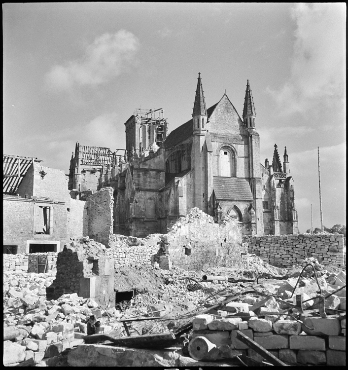 Destructions aux abords de l'église