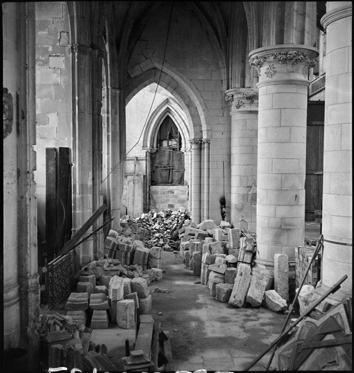 Décombres à l'intérieur de l'église