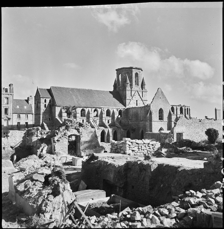 Bâtiment endommagé et décombres du quartier