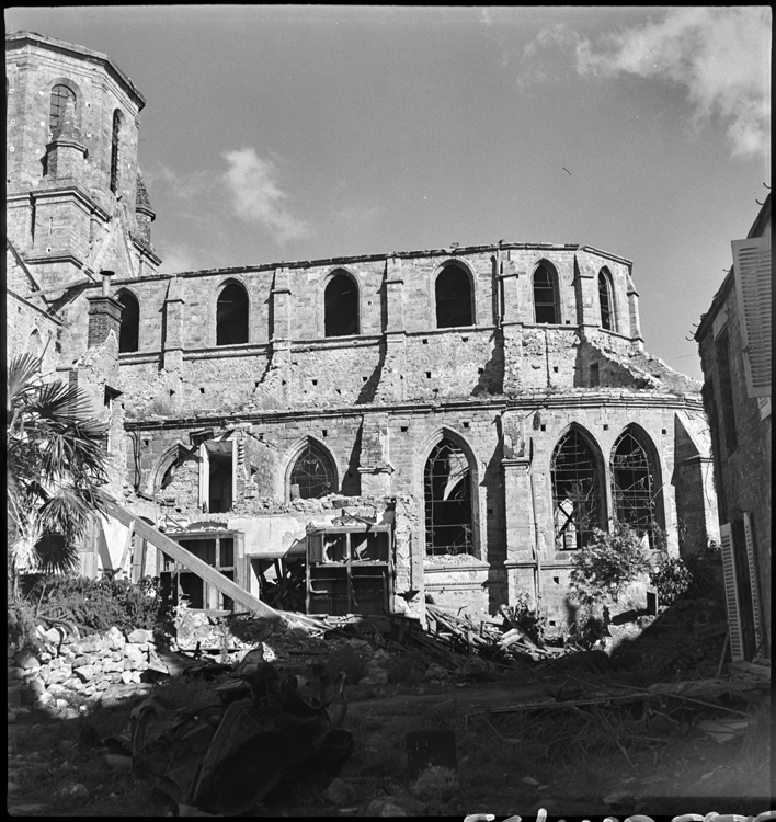 Chevet endommagé et décombres alentours