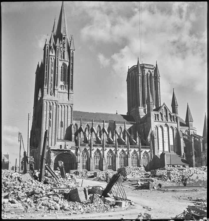 Destructions aux abords sud de la cathédrale