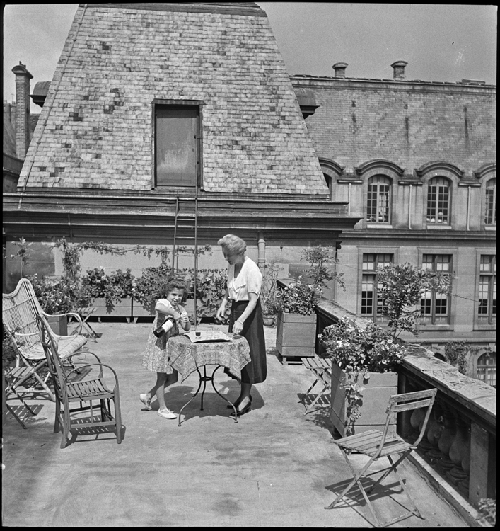 Frédérique Vaudoyer et sa fille Daphné mettant la table sur un toit-terrasse