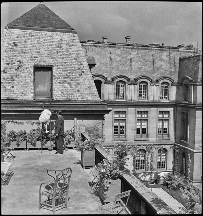 Jean-Louis Vaudoyer et sa fille sur un toit-terrasse