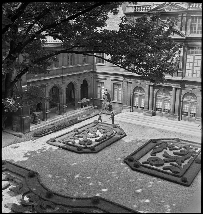 Vue plongeante sur les parterres d'une cour intérieure