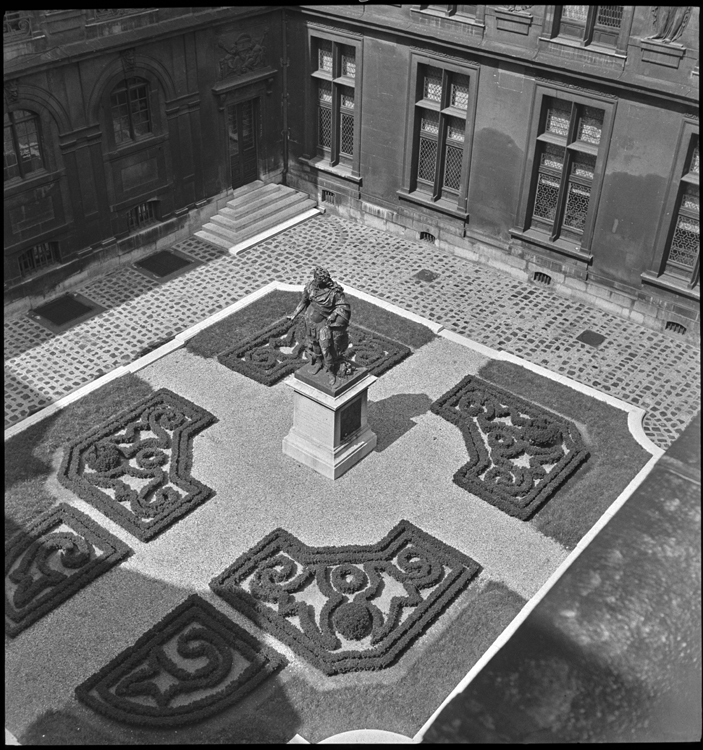 Parterres de la cour d'accès