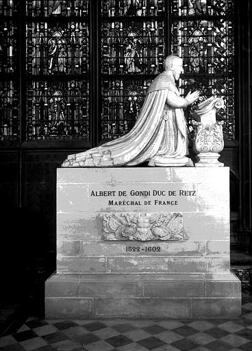 Statue orante en marbre blanc du tombeau de Albert de Gondi, duc  de Retz, maréchal de France mort en 1602