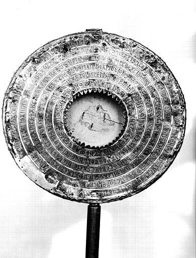 Revers du reliquaire discoïdial avec plaques d'argent  partiellement dorées sur âme de hêtre, état avant restauration