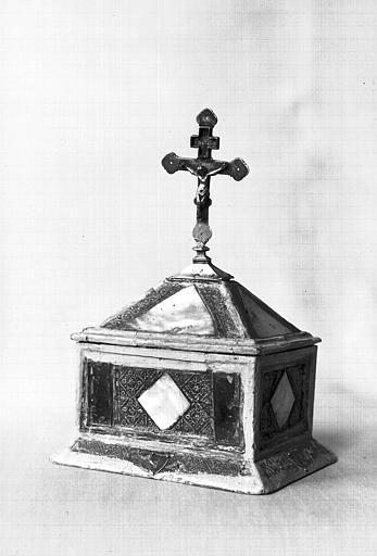 Boîte reliquaire surmontée d'une croix du saint Voile en argent et  nacre sur âme de bois