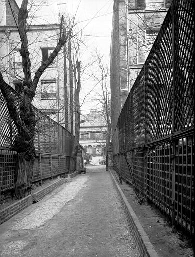 Passage entre la rue et la cour de la maison : vers la maison