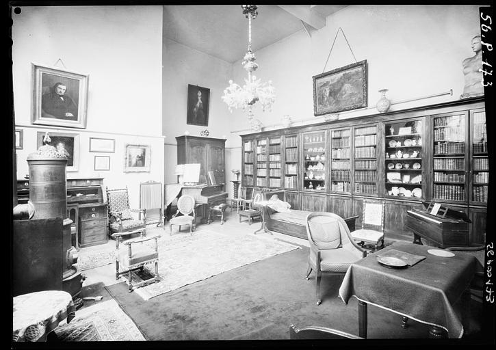 Aile gauche : intérieur de l'atelier, côté bibliothèque