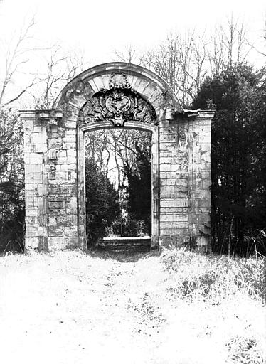 Porte de l'ancien Hôtel de Varrue, dans le parc