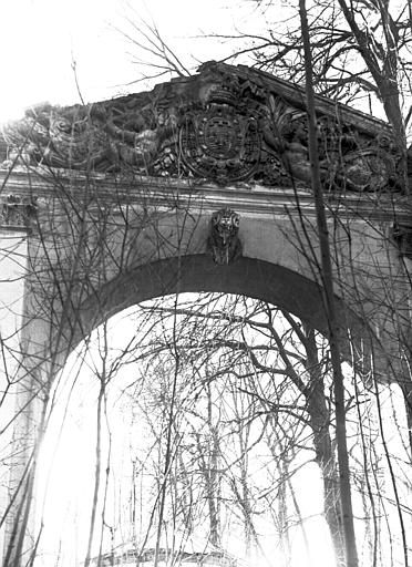 Porte du château de Saint-Cloud, dans le parc