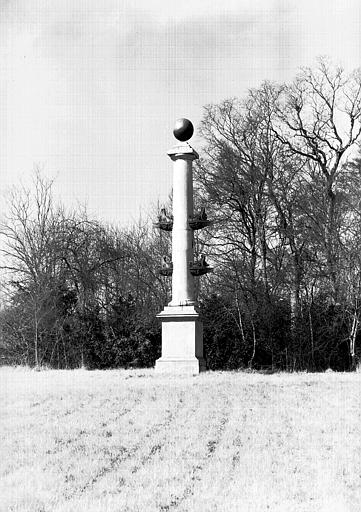 Colonne rostrale, dans le parc