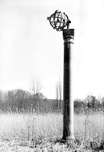 Colonne astronomique, dans le parc