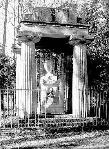 Tombeau de Cook : buste en marbre blanc sculpté par Pajau