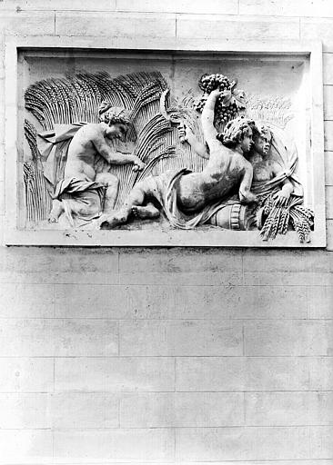 Laiterie, revers de la façade : bas-relief en terre-cuite