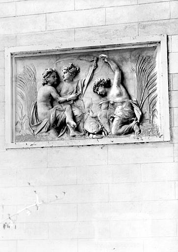 Laiterie, revers de la façade : bas-relief en terre-cuite