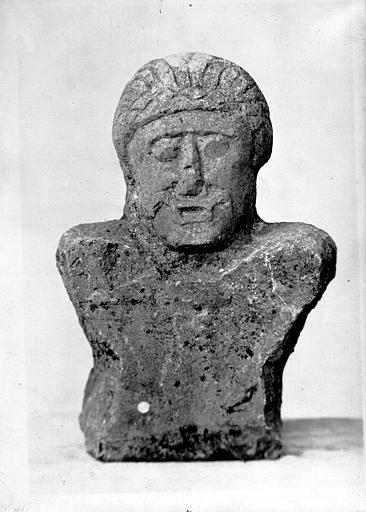 Buste celtique trouvé dans la source thermale de Saint-Christau : divinité gauloise, vue de face - © Ministère de la Culture (France), Médiathèque du patrimoine et de la photographie, diffusion GrandPalaisRmn Photo