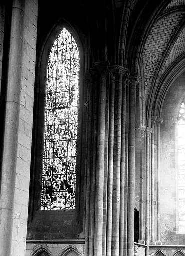 Croisillon sud, chapelle est dite de Sainte-Jeanne-d'Arc : premier  vitrail sud offert par la Grande-Bretagne